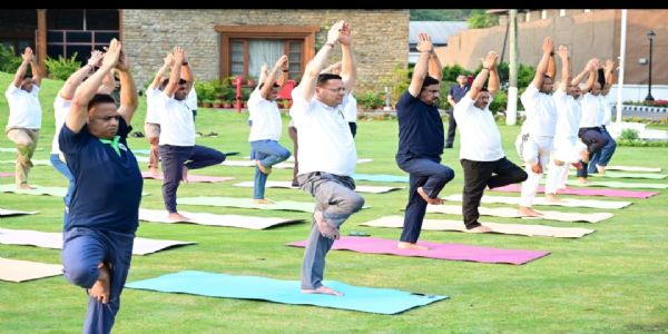 योग को दैनिक जीवन का हिस्सा बनाएं : धामी