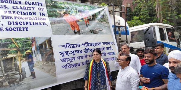 भवानीपुर में स्वच्छता अभियान, झाड़ू हाथ में लेकर सफाई कार्यक्रम में शामिल हुईं मंत्री अग्निमित्रा पाल