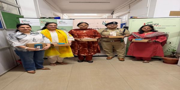 ट्रैफिक पुलिस कर्मियों को वितरित किए नेक फैन व पावर बैंक