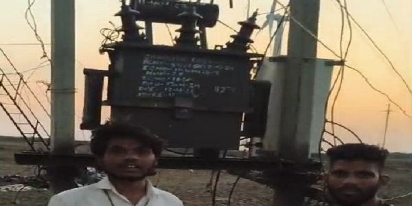शाजापुर : बिजली संकट से जूझ रहा ग्राम खेड़ा पहाड़, मोबाइल चार्ज कराने के लिए शहर का सहारा