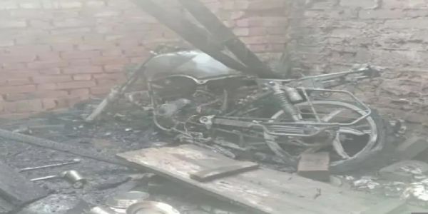 गैस सिलेंडर और कुकर में विस्फोट से घर में लगी आग, सामान जलकर राख