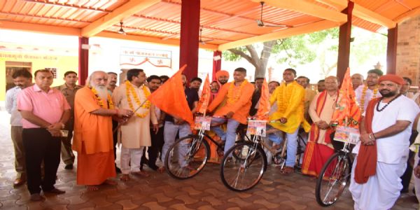 झांसी : साइकिल से प्रथम बार चारधाम यात्रा पर निकले तीन श्रद्धालु