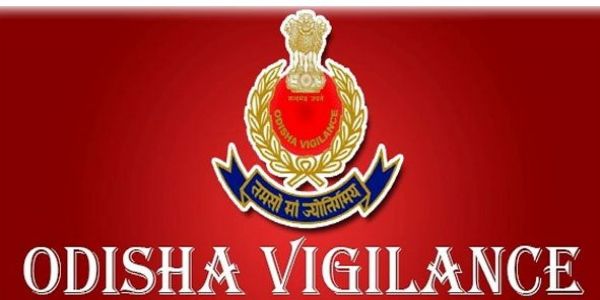 मोबाइल फोन वापस करने के एवज में रिश्वत लेने के आरोप में एएसआई और होमगार्ड गिरफ्तार