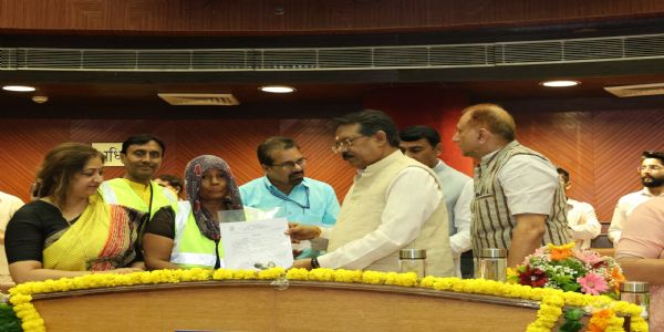 हर्ष मल्होत्रा ने निगम के सफाई कर्मचारियों को स्थायी नियुक्ति पत्र प्रदान किए