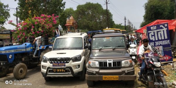 राजगढ़ः अतिक्रमण और पार्किंग अव्यवस्था के विरोध में सड़क पर कार खड़ी कर बैठे बसपा जिलाध्यक्ष, लगा जाम