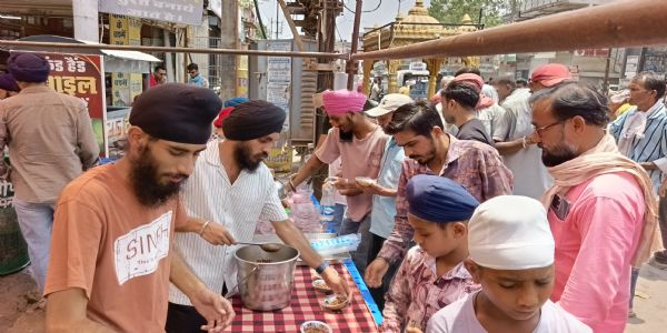 सिख समाज ने गुरु अर्जन देव के बलिदान दिवस पर किया शर्बत वितरण