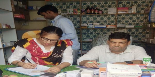 बरेली : बिना लाइसेंस चल रही मेडिकल स्टोर पर छापा, 20 हजार की दवाएं सीज