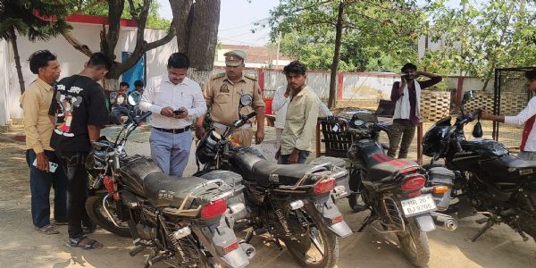 बलरामपुर: बिना हेलमेट और लाइसेंस के वाहन चलाने वालों पर सख्ती, 16 मोटरसाइकिलें सीज
