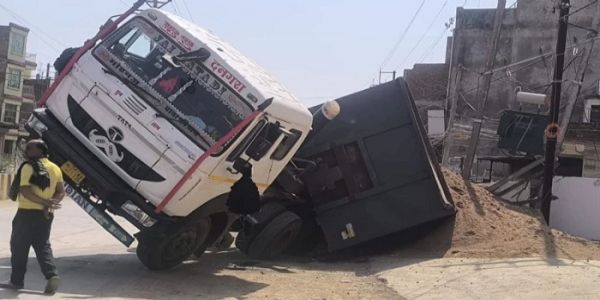 मुरैना: हाईवे का फुटपाथ धंसा, रेत से भरा डंपर पलटा, ट्रांसफार्मर से टकराया वाहन, बड़ा हादसा टला