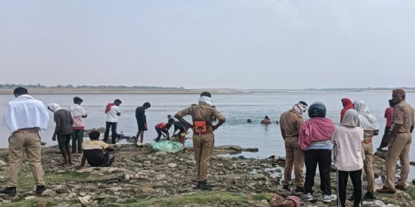 दाह संस्कार में आए तीन युवक गंगा में डूबे, चौकीदारों ने दाे काे बचाया, एक लापता