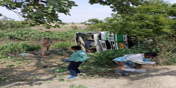 अनियंत्रित बस खाई में पलटी, 12 यात्री घायल