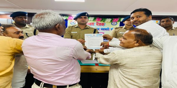 सुरक्षित नवादा कार्यक्रम को लेकर व्यवसायियों के साथ एसपी ने की बैठक