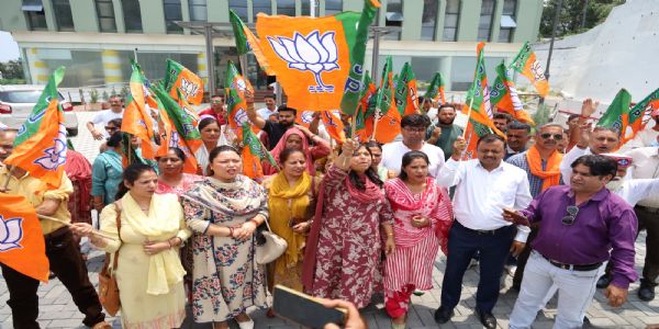 धर्मशाला नगर निगम : शपथ में हो रही देरी से नाराज भाजपा ने फूंके मुख्यमंत्री और आयुक्त के पुतले