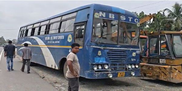  बस और मालवाहक वाहन की टक्कर, नौ यात्री घायल