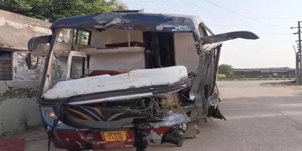 हाई मास्ट लाइट से टकराकर पलटी स्लीपर बस, 13 यात्री घायल; पांच गंभीर रेफर