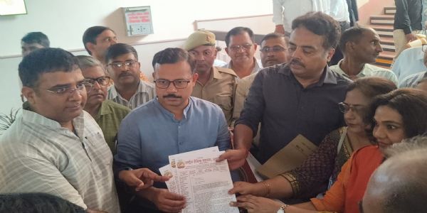 टेट के मुद्दे पर राष्ट्रीय शैक्षिक महासंघ के आह्रान पर शिक्षकों ने किया प्रदर्शन, प्रधानमंत्री को संबोधित ज्ञापन सौंपा