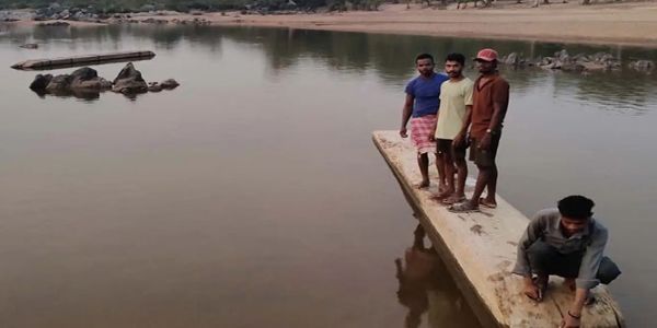 कांकेर के ग्राम कांदाड़ी में अज्ञात लोगों ने कई नावों को क्षतिग्रस्त कर पानी में डुबोई