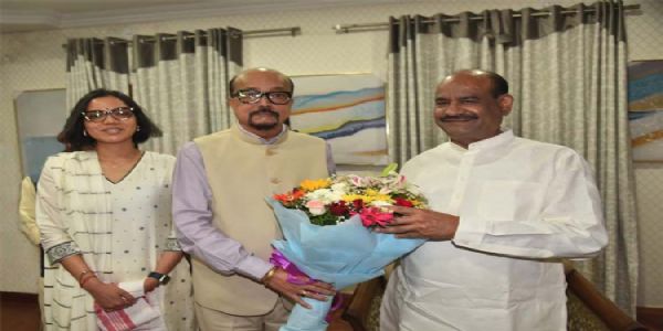 राज्यपाल रमेन डेका ने किया लोकसभा अध्यक्ष बिड़ला का आत्मीय स्वागत