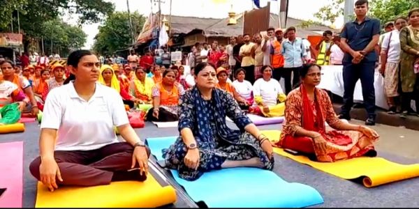 मंत्री अग्निमित्रा पाल ने योग दिवस पर किया योगभ्यास