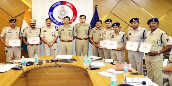 कांकेर एसपी ने ली पुलिस अधिकारियों की समीक्षा बैठक, बेहतर कार्य करने वाले हुए सम्मानित