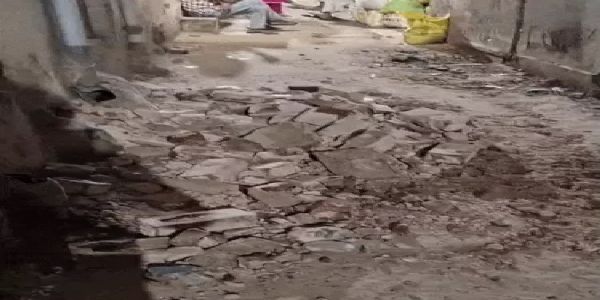 जर्जर हवेली का छज्जा गिरने से महिला की मौत