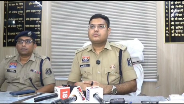 उत्तर जोन के डीसीपी मयंक गुर्जर मामले का खुलासा करते हुए