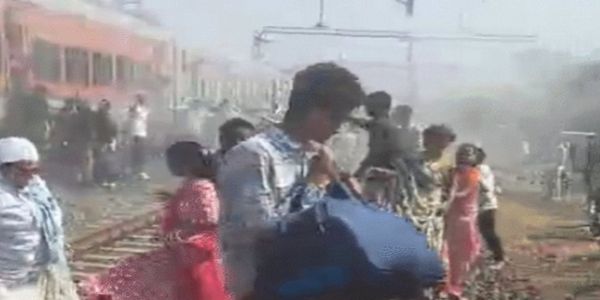 रतलाम में ट्रेन से धुआं निकलने के बाद इधर-उधर भागते यात्री रतलाम में ट्रेन से धुआं निकलने के बाद इधर-उधर भागते यात्री