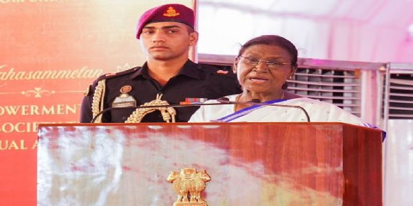 बैतूल में जनजातीय महासम्मेलन को संबोधित करते हुए राष्ट्रपति बैतूल में जनजातीय महासम्मेलन को संबोधित करते हुए राष्ट्रपति