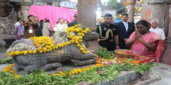 ओंकारेश्वर में राष्ट्रपति ज्योतिर्लिंग मंदिर में दर्शन करते हुए ओंकारेश्वर में राष्ट्रपति ज्योतिर्लिंग मंदिर में दर्शन करते हुए