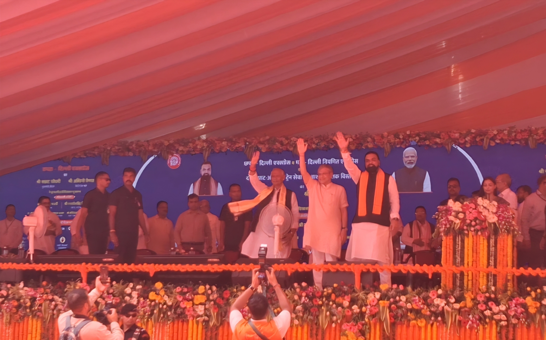 रेल मंत्री अश्विनी वैष्णव और मुख्यमंत्री सम्राट चौधरी ने हरी झंडी दिखाकर ट्रेन को किया रवाना रेल मंत्री अश्विनी वैष्णव और मुख्यमंत्री सम्राट चौधरी ने हरी झंडी दिखाकर ट्रेन को किया रवाना