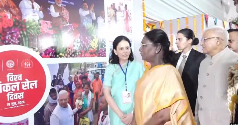 ओंकारेश्वर में विश्व सिकल सेल दिवस समारोह में प्रदर्शनी का अवलोकन करती हुई राष्ट्रपति ओंकारेश्वर में विश्व सिकल सेल दिवस समारोह में प्रदर्शनी का अवलोकन करती हुई राष्ट्रपति