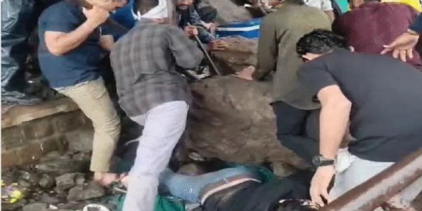 अचानक चट्टानें और मलबा गिरने से कई श्रद्धालु इसकी चपेट में आ गए अचानक चट्टानें और मलबा गिरने से कई श्रद्धालु इसकी चपेट में आ गए
