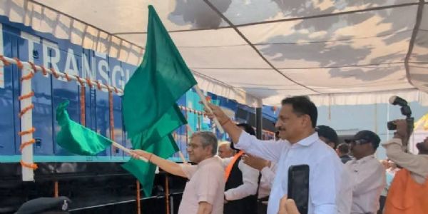 मढ़ौरा रेल कारखाने से गिनी गणराज्य को 51वां रेल इंजन रवाना मढ़ौरा रेल कारखाने से गिनी गणराज्य को 51वां रेल इंजन रवाना