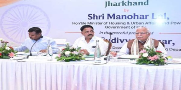 समीक्षा बैठक करते हुए समीक्षा बैठक करते हुए
