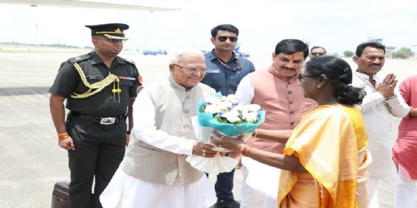 राष्ट्रपति को इन्दौर एयरपोर्ट पर दी विदाई देते हुए राज्यपाल-मुख्यमंत्री राष्ट्रपति को इन्दौर एयरपोर्ट पर दी विदाई देते हुए राज्यपाल-मुख्यमंत्री