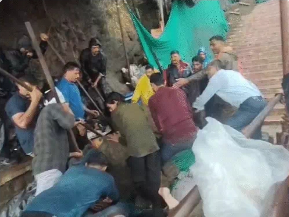 अचानक चट्टानें और मलबा गिरने से कई श्रद्धालु चपेट में आने के बाद बचाव कार्य करते सरकारी कर्मी अचानक चट्टानें और मलबा गिरने से कई श्रद्धालु चपेट में आने के बाद बचाव कार्य करते सरकारी कर्मी