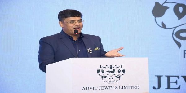 प्रेसवार्ता को संबोधित करते अद्वित ज्वेल्स के चेयरमैन एवं प्रबंध निदेशक नितिन गिलारा प्रेसवार्ता को संबोधित करते अद्वित ज्वेल्स के चेयरमैन एवं प्रबंध निदेशक नितिन गिलारा