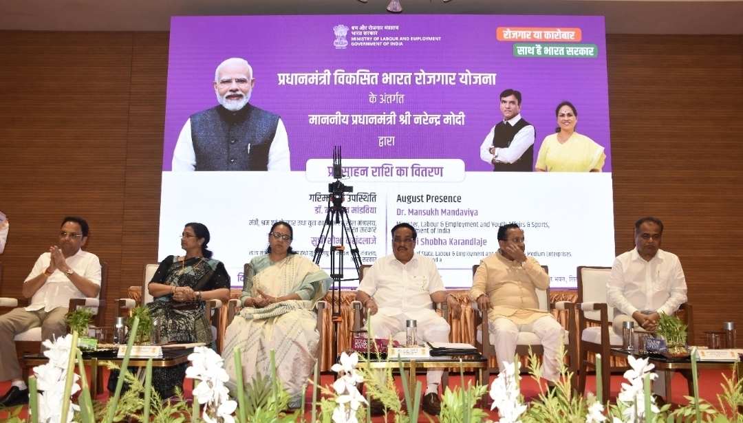 सूरत के महाराजा अग्रसेन भवन में आयोजित कार्यक्रम में केंद्रीय जल शक्ति मंत्री सीआर पाटिल सूरत के महाराजा अग्रसेन भवन में आयोजित कार्यक्रम में केंद्रीय जल शक्ति मंत्री सीआर पाटिल