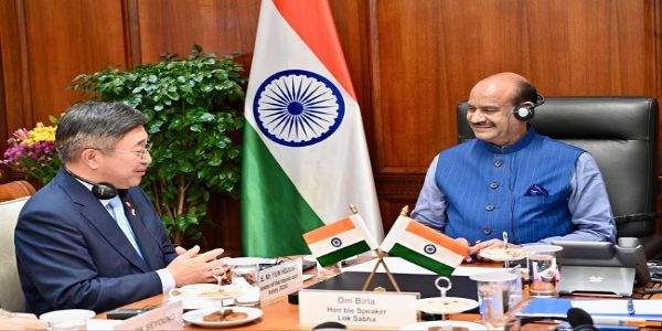 कोरिया गणराज्य के आंतरिक और सुरक्षा मंत्री के साथ बातचीत करते ओम बिरला कोरिया गणराज्य के आंतरिक और सुरक्षा मंत्री के साथ बातचीत करते ओम बिरला