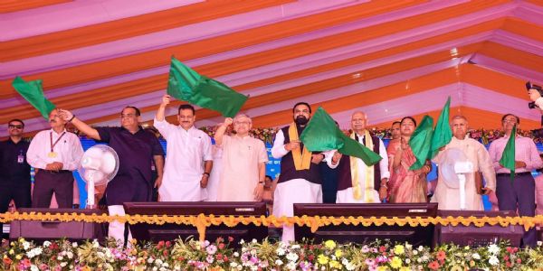रेल मंत्री अश्विनी वैष्णव और मुख्यमंत्री सम्राट चौधरी ने हरी झंडी दिखाकर ट्रेन को किया रवाना रेल मंत्री अश्विनी वैष्णव और मुख्यमंत्री सम्राट चौधरी ने हरी झंडी दिखाकर ट्रेन को किया रवाना