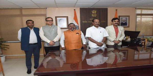 त्रिपुरा के राज्यपाल इंद्रसेना रेड्डी नल्लू के साथ अन्य लोग मौजूद। त्रिपुरा के राज्यपाल इंद्रसेना रेड्डी नल्लू के साथ अन्य लोग मौजूद।