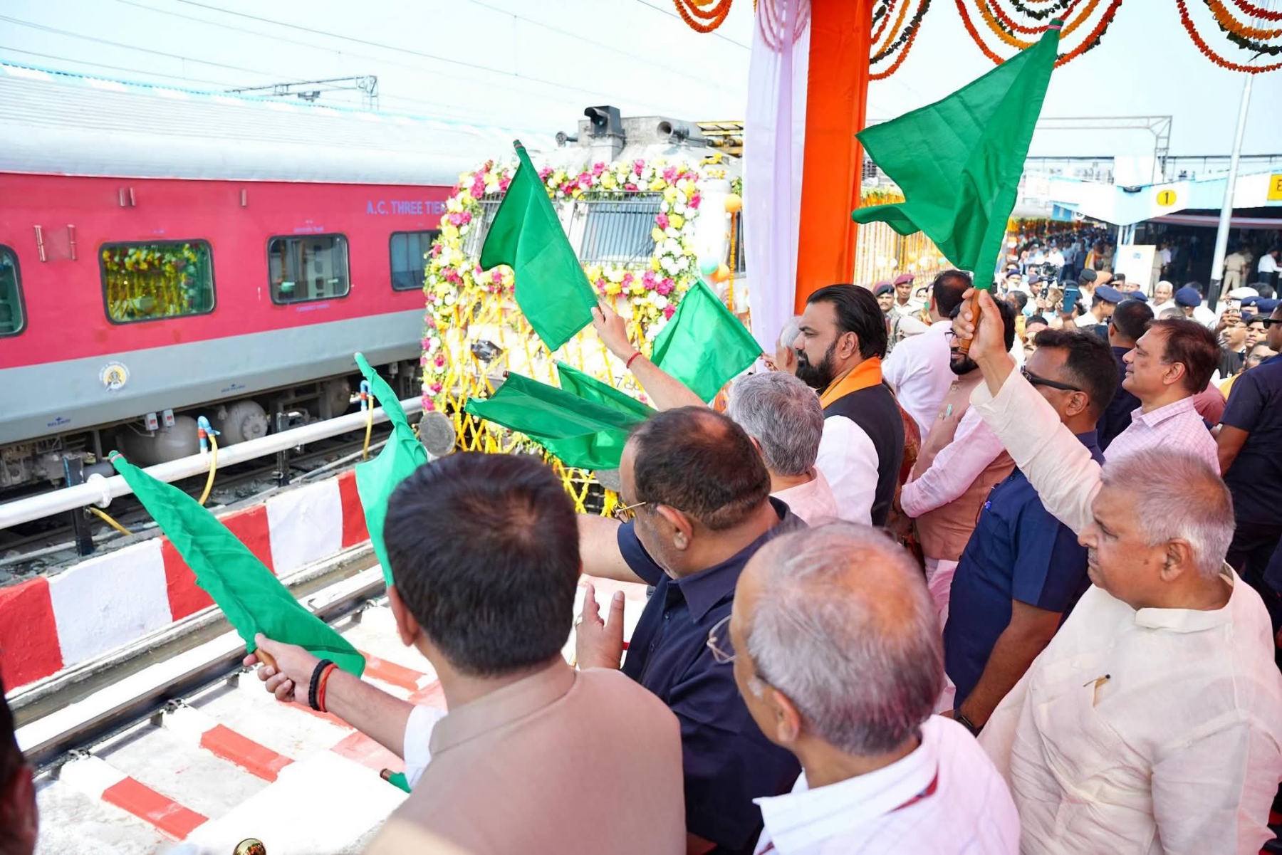 रेल मंत्री अश्विनी वैष्णव और मुख्यमंत्री सम्राट चौधरी ने हरी झंडी दिखाकर ट्रेन को किया रवाना रेल मंत्री अश्विनी वैष्णव और मुख्यमंत्री सम्राट चौधरी ने हरी झंडी दिखाकर ट्रेन को किया रवाना