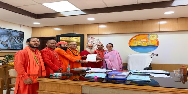 कुंभ-2027 में आश्रमों को विशेष सुविधाएं देने की मांग, मेलाधिकारी को सौंपा ज्ञापन