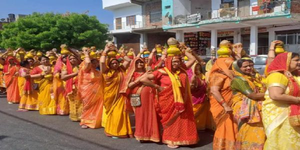 सादाबाद में भव्य कलश यात्रा के साथ श्रीमद्भागवत कथा का श्री गणेश