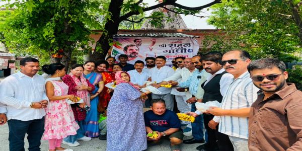 सेवा संवेदना और समर्पण के साथ मनाया राहुल गांधी का जन्मदिन कुष्ठ आश्रम में कांग्रेसजनों ने किया फल वितरण