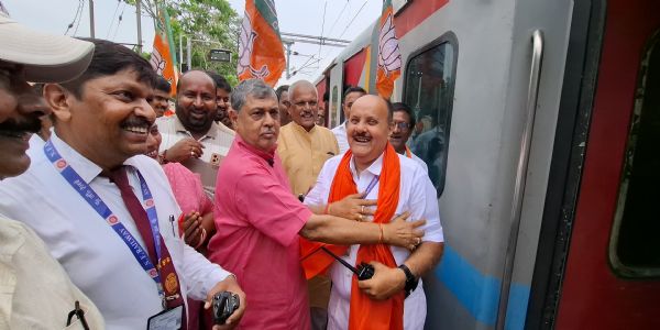 पूर्णिया जंक्शन पर पहली बार पहुंची दिल्ली–गुवाहाटी राजधानी एक्सप्रेस, विधायक खेमका ने किया स्वागत