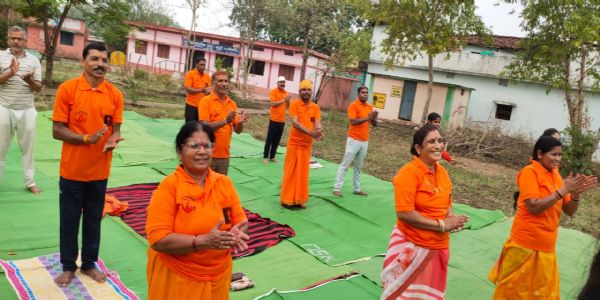 योग शिविर से ग्रामीणों को दिया गया स्वस्थ जीवन जीने का संदेश