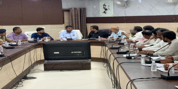 डीएम ने व्यापारियों के साथ की अहम बैठक