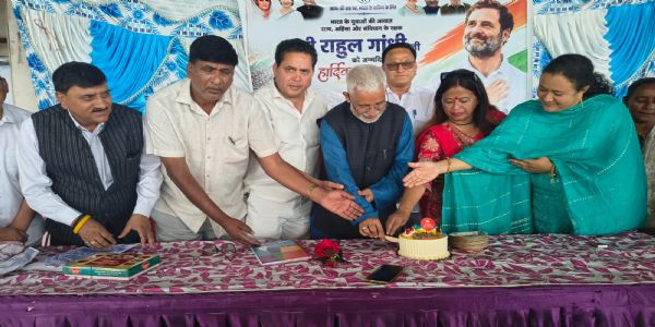 कांग्रेस कार्यकर्ताओं ने केक काटकर मनाया राहुल गांधी का जन्म दिवस