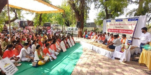 शिक्षक हितों को लेकर वडोदरा में धरना, वर्ष 2010 से पूर्व नियुक्त शिक्षकों के लिए टेट परीक्षा में छूट की मांग
